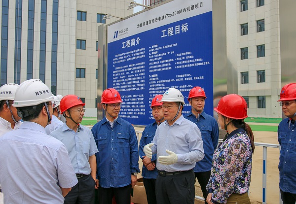 1 祝总一行与华能集团公司基建部主任马洪顺亲切交流.jpg 1 祝总一行与华能集团公司基建部主任马洪顺亲切交流.jpg