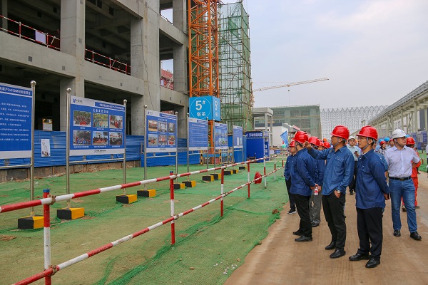 3 祝总仔细听取项目现场华体会手机网页版宣传介绍.jpg 3 祝总仔细听取项目现场华体会手机网页版宣传介绍.jpg