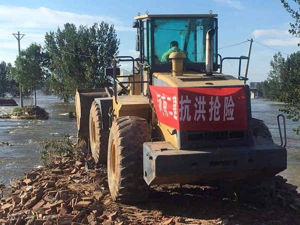 3、项目抗洪抢险突击队在浚县小河乡王湾村,封堵河道决口.jpg 3、项目抗洪抢险突击队在浚县小河乡王湾村,封堵河道决口.jpg