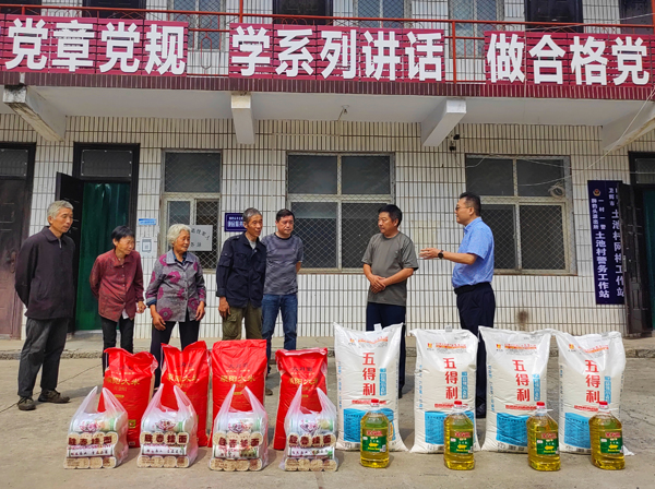 集团公司董事、副总经理、分公司经理、党总支书记崔向军一行走进狮豹头乡土池村开展慰问.jpg 集团公司董事、副总经理、分公司经理、党总支书记崔向军一行走进狮豹头乡土池村开展慰问.jpg